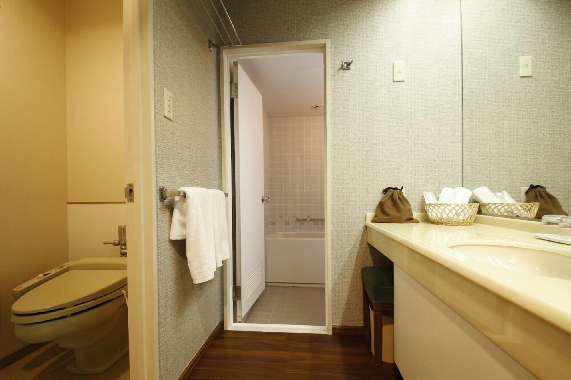 Plaza Awajishima Ryokan 3*